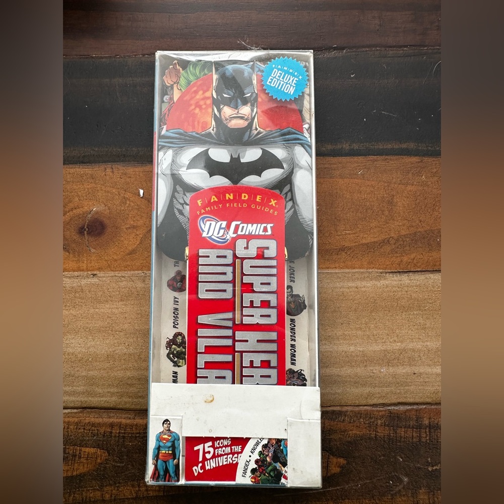 Fandex DC Comics Super Heros and Villains Family Field Guide